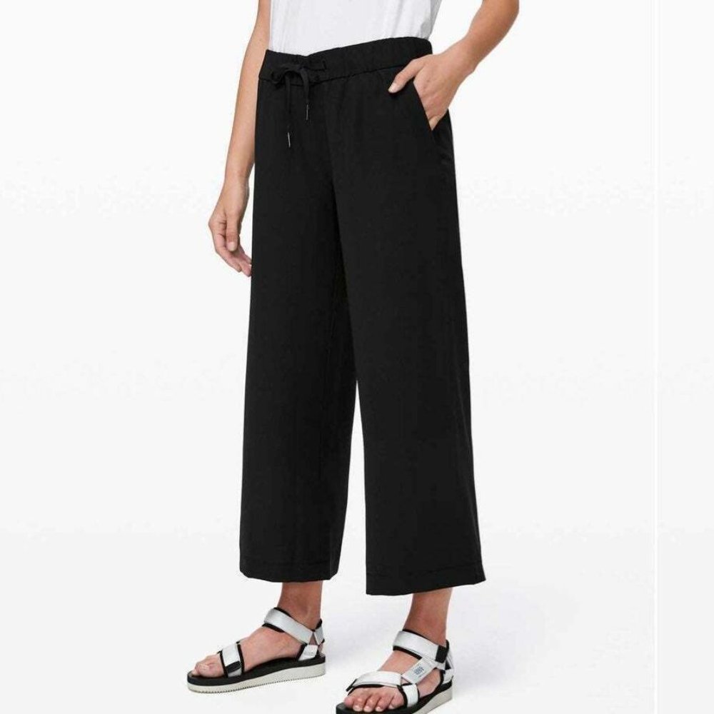 Lululemon On The Fly Cropped Wide-Leg Pant. Black, sz 10.